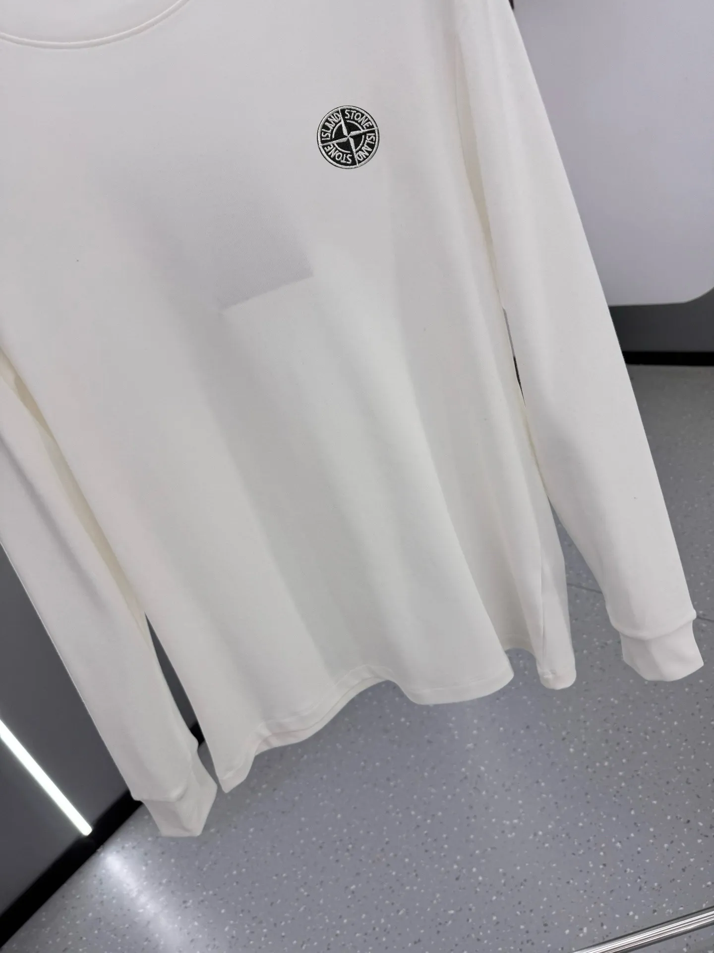 P220 Stone Island 2025 autumn and winter men's latest trade order mid-collar bottoming shirt, in full condition! ! Designed with logo embroidery! Customized 100% pure cotton fabric! Weighing 330g, the upper body is comfortable and breathable, not stiff, and has a rich three-dimensional feel overall. It is a quality export order that meets the simple needs of commuters. The upper body effect is very good, slimming, and not picky about the figure. The fabric workmanship is impeccable. Black White Size: XS-2XL